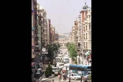 La calle Ordoño II, plagada de gente.