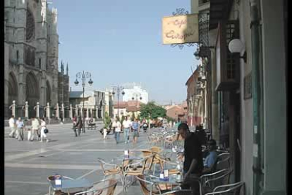 Esta calle, totalmente peatonalizada, desemboca en la catedral de León, lo que la convierte en una de las más transitadas por los turistas. En verano, se llena de terrazas.