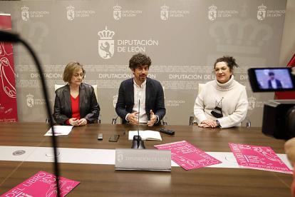 Evelia Fernández, Pablo López y Sandra Llamas, ayer, durante la presentación de las actividades del Día Mundial del Libro. MARCIANO PÉREZ
