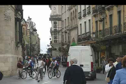 Imagen habitual de Calle Ancha, repleta de gente