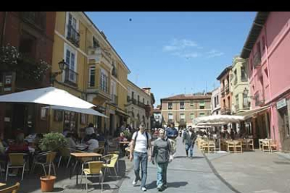 La plaza de San Martín se llena en verano de apetecibles terrazas ideales para comer al aire libre.