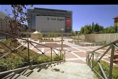 Uno de los barrios más nuevos de la ciudad. Allí se encuentra el Corte Inglés y otras tiendas comerciales. En la imagen, el popular parque del tiovivo.