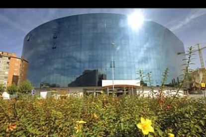 Allí se encuentra el edificio Europa, una moderna construcción levantada para acoger oficinas, fundamentalmente. Está frente a la delegación territorial de la Junta y al lado del auditorio.