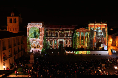 La historia de León proyectada sobre San Isidoro reúne cada sábado por la noche a un público muy numeroso.