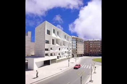 El Auditorio de León se encuentra en Eras de Renueva, frente al hostal de San Marcos