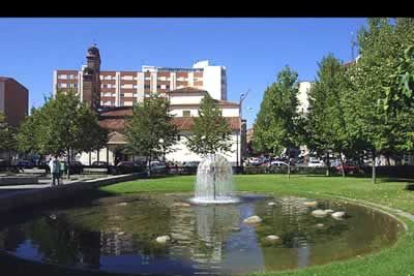 La plaza de San Ana, ubicada en la calle Alcalde Miguel Castaño, cuenta con un espacioso jardín.