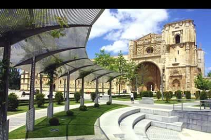 La plaza ha sido recienteme remodelada con un mobiliario urbano moderno que invita a sentarse frente al parador de San Marcos.