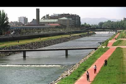 El paseo de la Condesa, paralelo al río Bernesga, es uno de los principales pulmones de la ciudad. Cuenta con carril-bici, espacio para perros y columpios.