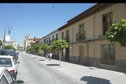 Calle Ruiz de Salazar, desde donde se ve la torre de la basílica de San Isidoro.