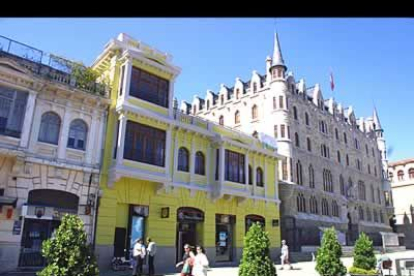 En este lugar se encuentra, entre otros interesantes edificios, la casa de Botines, obra del arquitecto catalán Gaudí.