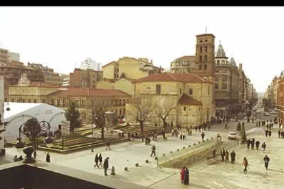 Desde el palacio de los Guzmanes, se divisa la plaza de San Marcelo