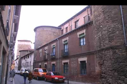 Desde la calle Serradores, en la parte antigua de León, se divisan las murallas romanas de la ciudad