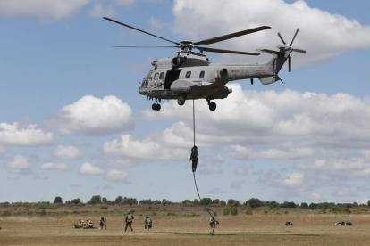 El miembros del MOE tomaron tierra tras descender por una cuerda del helicóptero. FERNANDO OTERO PERANDONES