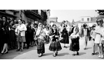 Unas niñas miran con envidia a tres pequeñas con trajes regionales en la Encina. UBALDO E. FERNÁNDEZ