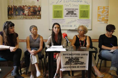 Las mujeres portavoces de la plataforma, ayer en la rueda de prensa que tuvo lugar en la asociación Adavas.