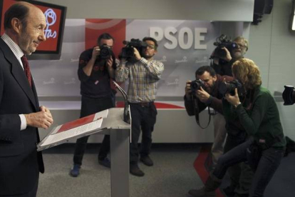 El secretario general del PSOE, Alfredo Pérez Rubalcaba, durante la rueda de prensa que ofreció hoy en Madrid para responder al balance del año 2013 realizado por el presidente del Gobierno, Mariano Rajoy.