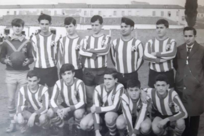 Toño de la Cruz, en el centro en la fila de pie, en el Atlético León . FERNANDO FLÓREZ