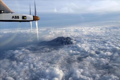 Imagen tomada por el piloto del avión Solar Impulse 2 , Andre Borschberg, sobrevolando la región de Nagano, Japón.