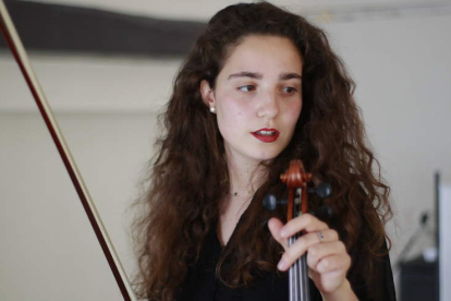 La violinista leonesa Carolina Fuentes Núñez tocará en el Auditorio Ciudad de León junto con la Joven Orquesta Nacional de España. DL