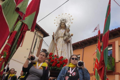 Cientos de romeros, junto a sus pendones, caminaron ayer desde León para reencontrarse con su patrona a las puertas de Mansilla. J. NOTARIO.