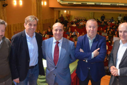 El viceconsejero Pedro Medina, en el centro, ayer en Valencia de Don Juan junto a los dirigentes de Asaja. MEDINA