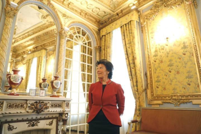 La ministra de Educación en funciones, Isabel Celaá, en el Palacio Chávarri, sede de la Subdelegación del Gobierno en Bilbao.