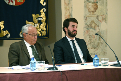 El consejero de Cultura, Gonzalo Santonja y el vicepresidente de la Junta, Juan García-Gallardo. JCYL