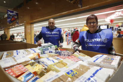 Campaña del banco de alimentos en los supermercados, el pasado invierno. JESÚS F. SALVADORES