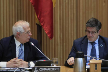Borrell con Patxi López, que preside la Comisión para la Reconstrucción Social y Económica. FERNANDO ALVARADO