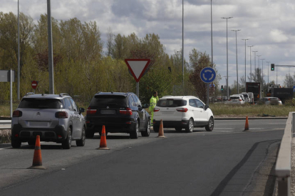 Tráfico lento entre la rotonda de acceso a Villaobispo de las Regueras y la rotonda de La Granja. FERNANDO OTERO