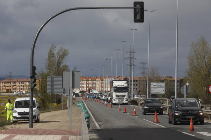 Tráfico lento entre la rotonda de acceso a Villaobispo de las Regueras y la rotonda de La Granja. FERNANDO OTERO