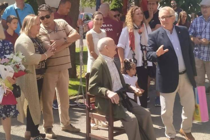 El centenario junto a familiares y el alcalde. DL