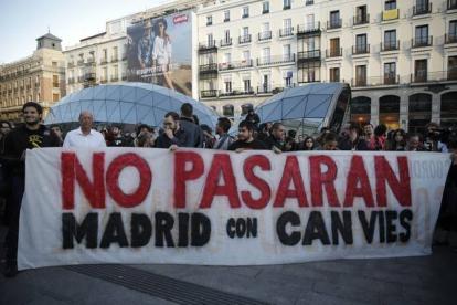 Aspecto de los manifestantes de la Puerta del Sol de Madrid, que se han solidarizado con Can Vies, este viernes.