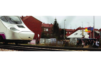 Concentración a favor del soterramiento del tren en Trobajo del Camino, al paso de viaje inaugural de la línea de alta velocidad de León a Asturias. F. Otero Perandones.