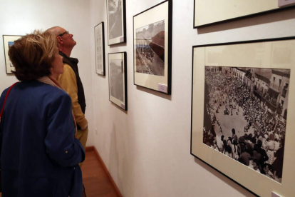 Detalle de la exposición ‘100 años de fotografía taurina’, que puede visitarse en el CLA. RAMIRO