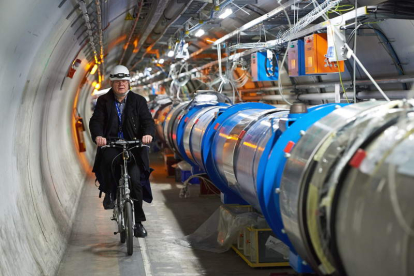 Un científico polaco se traslada en bici junto al Colisionador de Hadrones.