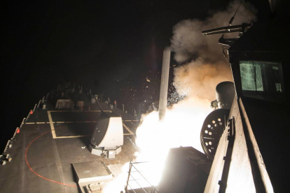 Imagen del lanzamiento de un misil contra una base siria desde el 'USS Ross' , esta madrugada.