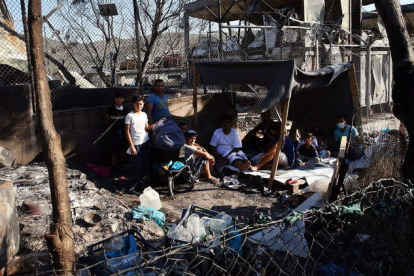 Imagen de una familia de refugiados en la ruina del campamentoORESTIS PANIAGOTO