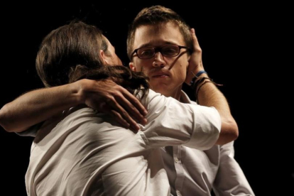 Iglesias abraza a Errejón tras el mal resultado en la noche electoral del 26-J.