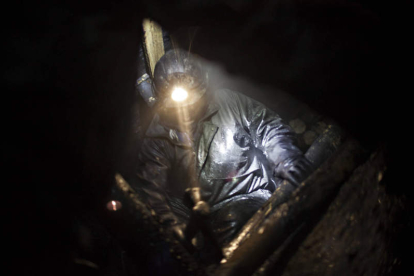En la imagen, un minero durante una jornada de trabajo. Es una de las fotografías que forman parte de la exposición que acoge el museo de Sabero.