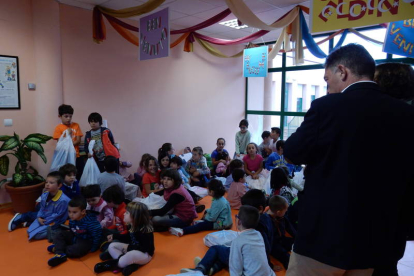 El alcalde, Marcos Martínez, visitó recientemente el centro infantil. DL