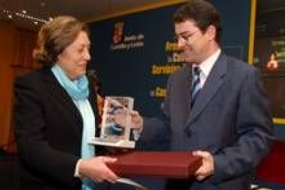 La directora del Archivo Histórico Provincial de León, Carmen Fernández, recibe el premio de Mañueco