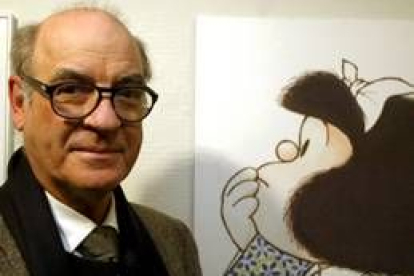 El dibujante Quino con su «hija» Mafalda, que ya está en edad de no mojarse la barriga