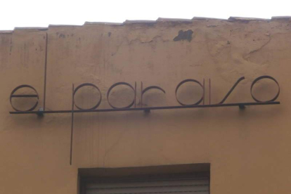 El cartel del antiguo bar El Paraíso, en el centro social que lleva su nombre. M.C.C.