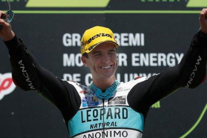 El andaluz Marcos Ramírez (Honda) celebra su primera victoria en el Mundial de Moto3, en el podio de Montmeló.