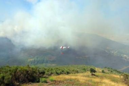 Un helicóptero sobrevoló el incendio el sábado.