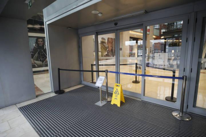 Los aluniceros destrozaron la puerta principal del centro comercial para entrar a robar en Media Markt