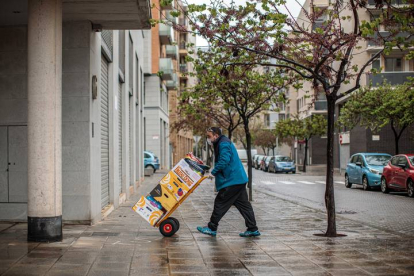 Un trabajador, en Valencia, provee de alimentos a sus clientes. BIEL ALIÑO