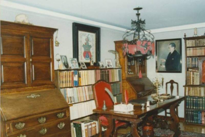 La donación incluye una biblioteca y mobiliario de su despacho.