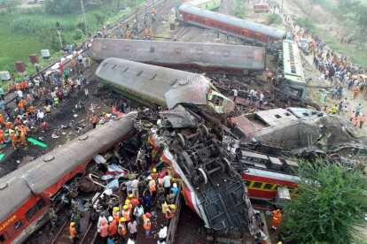 Imagen de la escena tras el descarrilamiento de los trenes. NATIONAL DISASTER RESPONSE FORCE